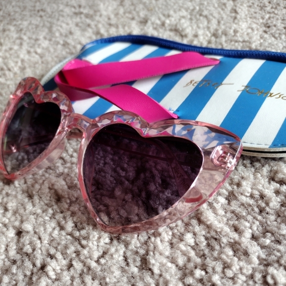 Betsey Johnson Heart Shaped Cateye Sunglasses & Beach Sandal Sunglass Holder - Picture 5 of 15